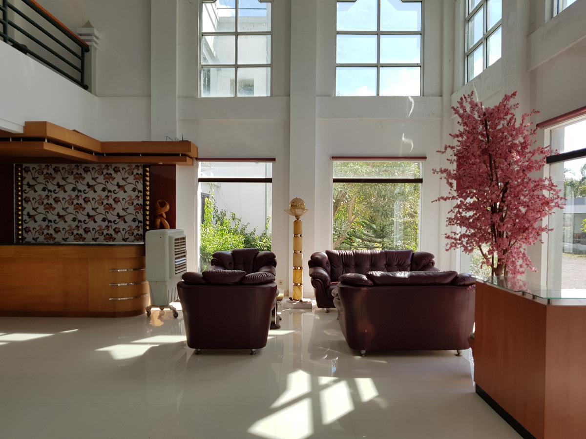 Grand Royal Taliwang Hotel ภายนอก รูปภาพ